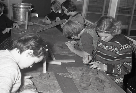 811110 Afbeelding van enkele leerlingen tijdens een handvaardigheidsles in de R.K. I.V.O.-school (Individueel ...